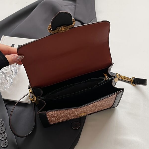 A Stylish Handbag Featuring a New Retro Floral Design with Contrasting Elements