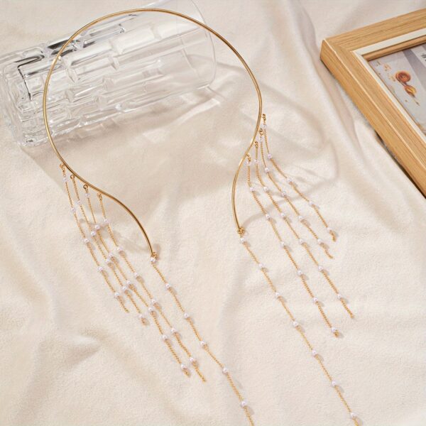 A Women'S Exaggerated Fashion Necklace