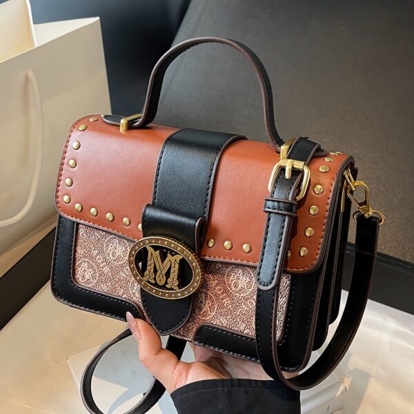 A Stylish Handbag Featuring a New Retro Floral Design with Contrasting Elements