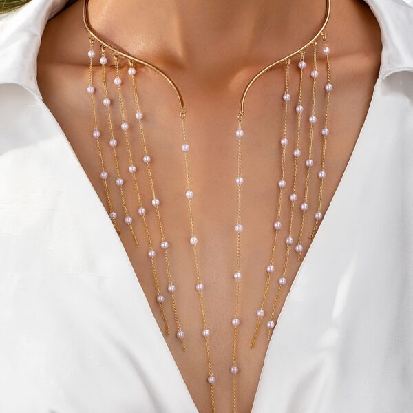 A Women'S Exaggerated Fashion Necklace