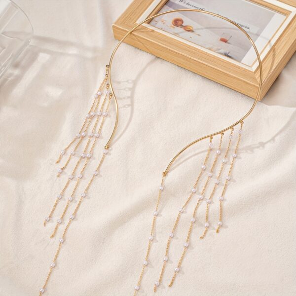 A Women'S Exaggerated Fashion Necklace