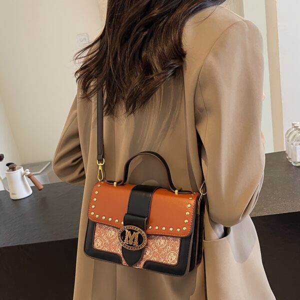 A Stylish Handbag Featuring a New Retro Floral Design with Contrasting Elements