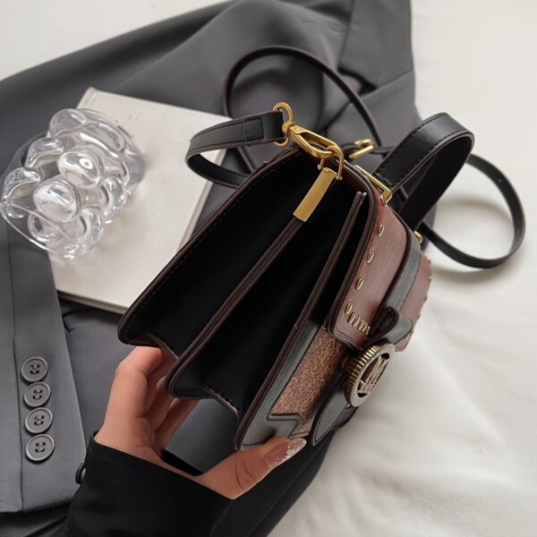 A Stylish Handbag Featuring a New Retro Floral Design with Contrasting Elements