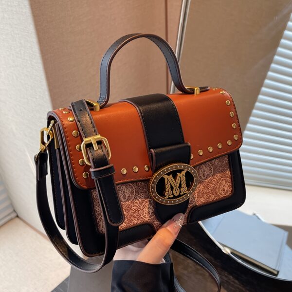 A Stylish Handbag Featuring a New Retro Floral Design with Contrasting Elements