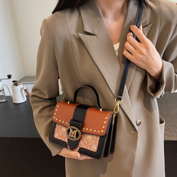 A Stylish Handbag Featuring a New Retro Floral Design with Contrasting Elements