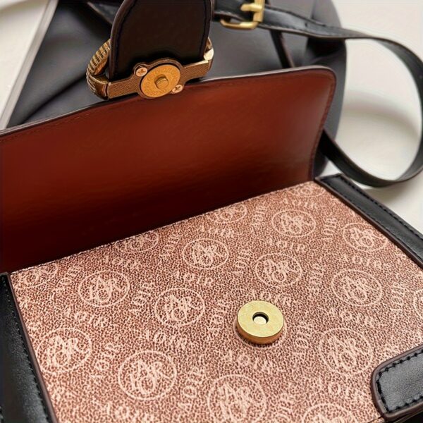 A Stylish Handbag Featuring a New Retro Floral Design with Contrasting Elements