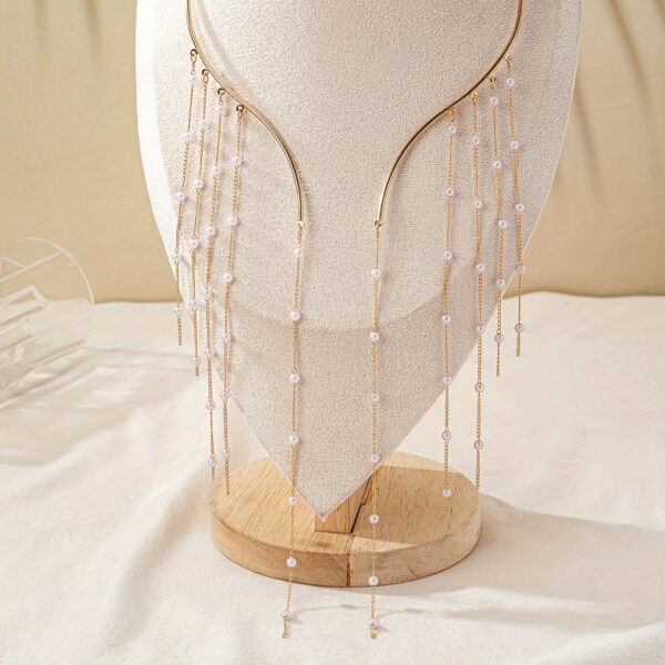 A Women'S Exaggerated Fashion Necklace